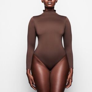 SKIMS LONG SLEEVE MOCK NECK BODYSUIT